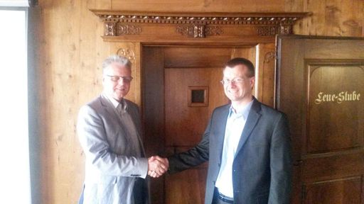 Der vorherige Vorstandsvorsitzende Walter Neuhaus gratuliert dem frisch gewählten Vorstandsvorsitzenden des Common Smartcard-Vereins Ulrich Ludwig.